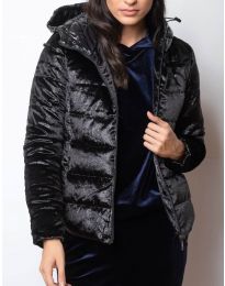 Късо дамско късо яке с цип от лъскава материя и с качулка  в черно - код 9970